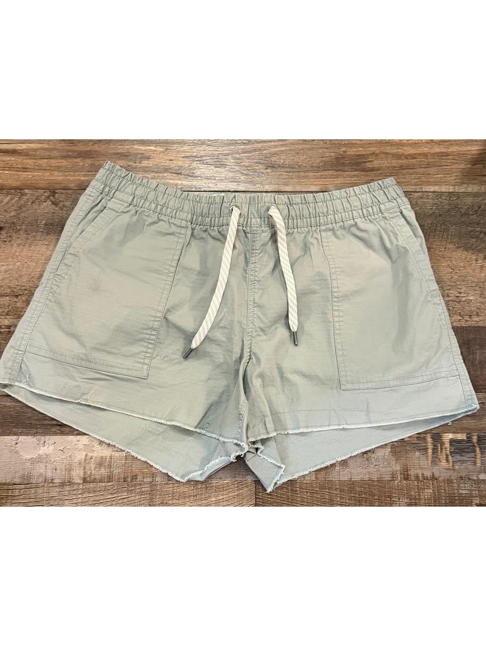 Vuori The Rise The Shine Ripstop Shorts Gray Green Raw Hem Women’s M